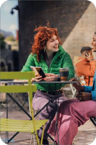 Personnes discutant autour d’une table